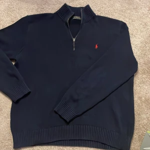 Ralph lauren zip - Tröjan är storlek XL men passar då large välldigt bra, den är i välldigt bra skick, köpte tröjan för 1800 och säljer för 950, pris kan diskuteras.