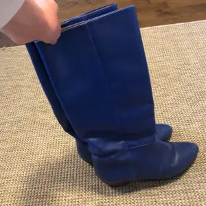 Med sorg i hjärtat säljer jag av mina blå boots då de tyvärr är för små. De är vintage och gott skick, har bara använt 1 gång ❤️