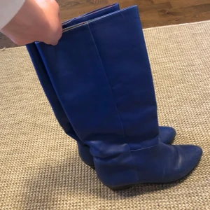 Boots Stövlar Blå - Med sorg i hjärtat säljer jag av mina blå boots då de tyvärr är för små. De är vintage och gott skick, har bara använt 1 gång ❤️