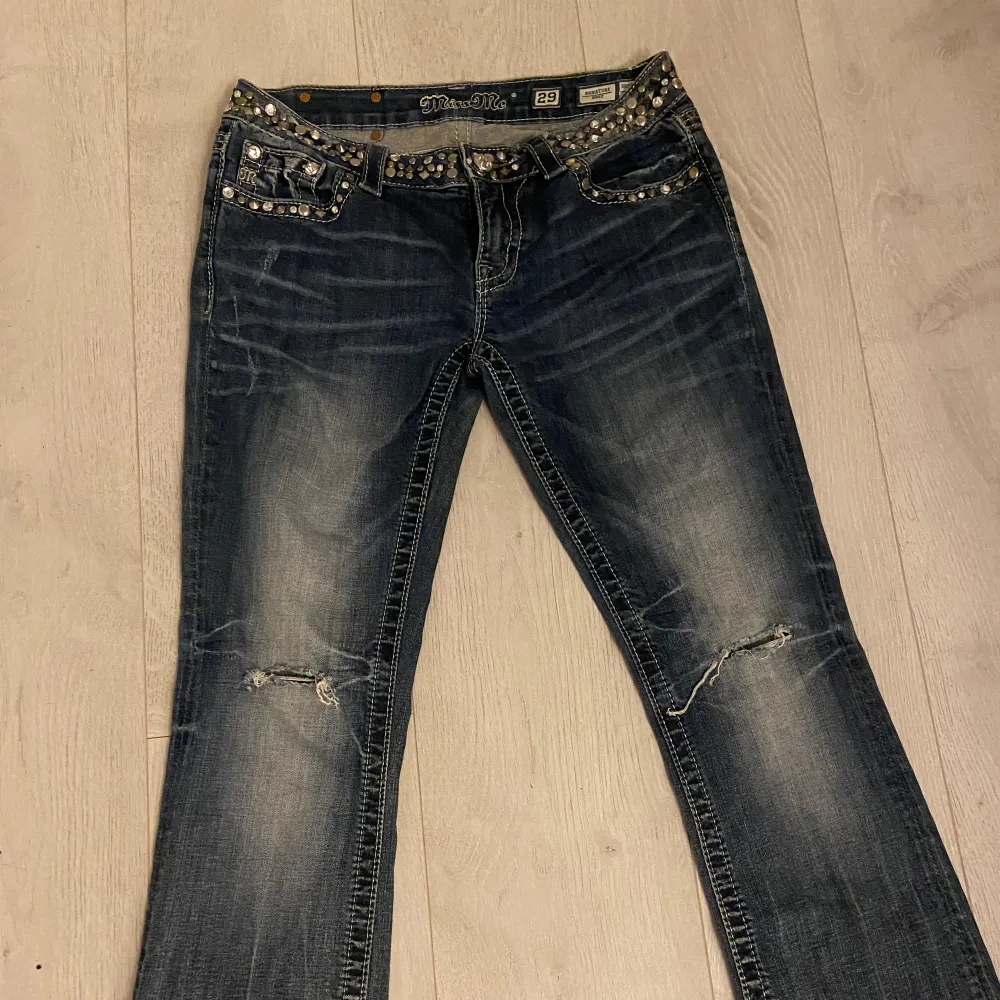 Ett par skit snygga miss me jeans. Jag köpte jeansen för ungefär 3 månader sedan på sellpy för 1500kr. Men nu har jag ändrat stil så de kommer tyvärr inte till användning. Använt ungefär 2-3 gånger. Finns flera bilder på så det är bara till att fråga. Jeans & Byxor.