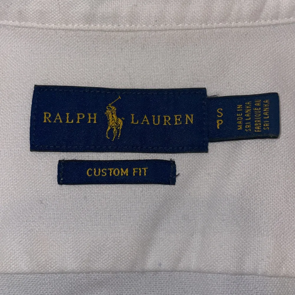 Galet fet Ralph Lauren skjorta som är riktigt stilig inför sommaren 🔥🔥🔥 8,5/10 skick och är bra kvalitet 👍Ser gul ut pga dåligt ljus. Skjortor.