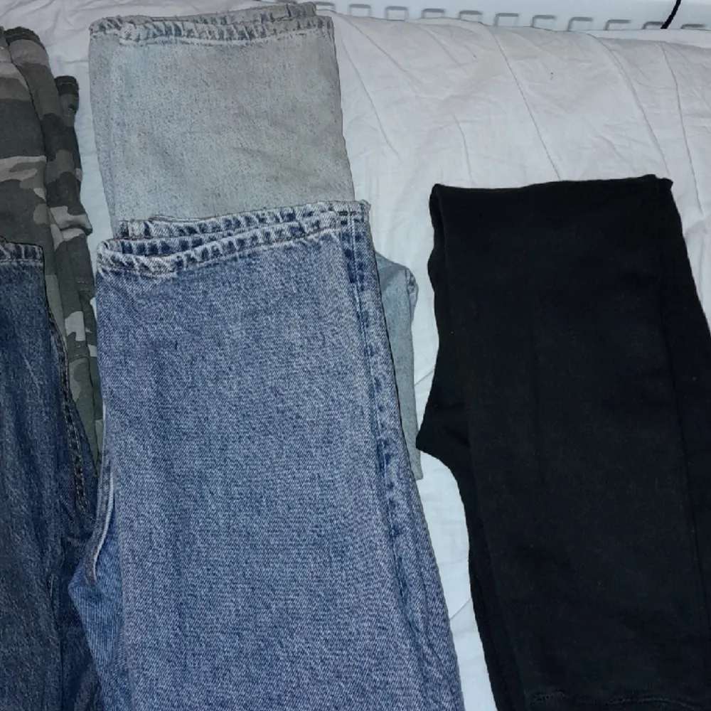 Jeans och mjukisbyxor från gina young, name it, lager 157, Zara, Lindex och Hm. I storlek 120-160 tror jag. Det är också 50 kr per byxor😊🤗💘 . Jeans & Byxor.