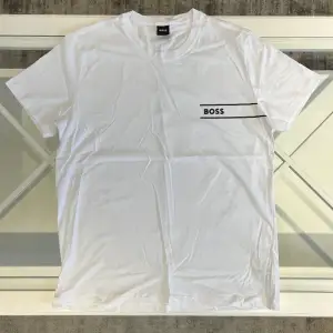 Ny oanvänd Boss T-shirt  I sin orginal förpackning  Storlek - XL Färg - vit