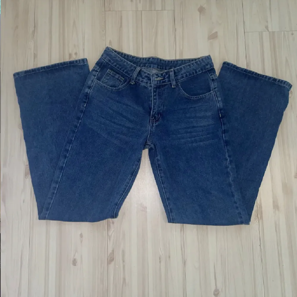 Jättefina Lågmidjade baggy jeans i nyskick.💕Midjemått 76 och innerbenslängd 81💕. Jeans & Byxor.