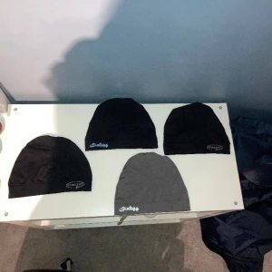 Säljer dessa 4 mössor från Starlight och Sixties  -  Bra skick använder inte så mycket så jag säljer dom kan säljas Max för 500kr styck men jag kommer sälja biligare 300kr styck alla 4 för 1100kr