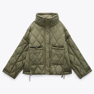 Zara pufferjacka - Hej! Säljer min gröna puffer jacka ifrån zara💚köpt för 700 säljer för 500, pris kan diskutetas. Fint skick och storlek S. Hör av dig vid intresse! Går att lösa fler bilder🫶🏻☺️