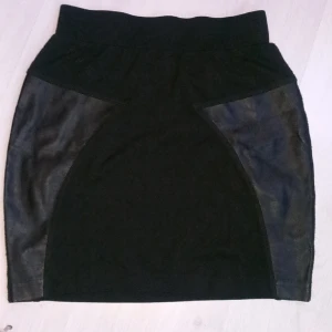 Svart kjol med läder detaljer - Jättefin kjol ifrån Zoul, Säljer för den används aldrig.