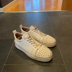 Christian Louboutin  - Säljer nu mina feta Louboutin då jag är sugen på nått nytt. Använda men finns mycket kvar att hämta i dom. 7/10 skick förutom att en nit saknas men extra nitar, box osv följer med! Pris går att diskuteras vid snabb affär