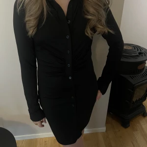 Klänning  - Fin svart klänning med knappar. Passar både Small och Medium. Aldrig använd, endast testad. 