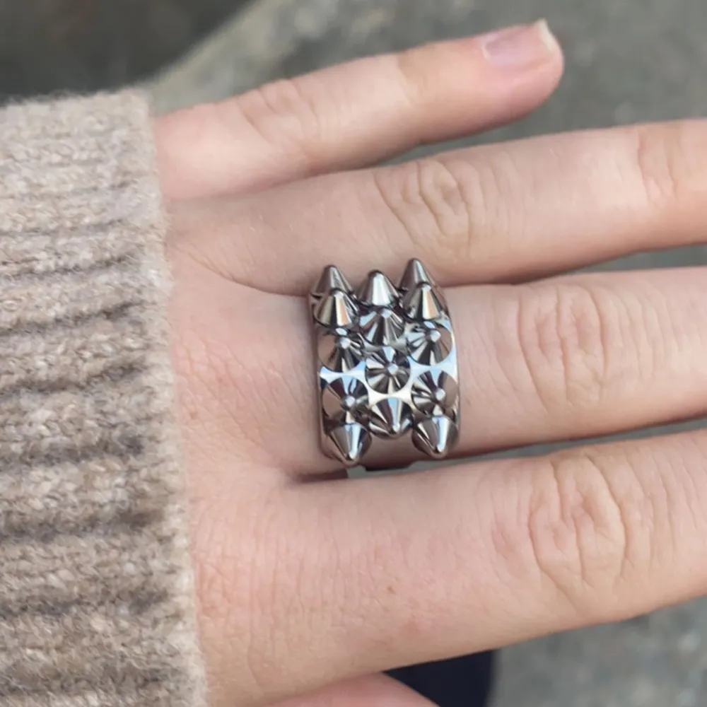 Säljer denna as coola ringen från Edblad! Anledning till att jag säljer är för att jag börjar dra mig mot guldiga smycken till sommaren och har ej användning av denna längre. Den har inga defekter och är i storlek 18,5. Accessoarer.