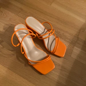 Sandaletter  - Säljer dessa fina klackar. Använda 1 gång ❤️ super fina till sommarn. Säljer pga att dom är lite för stora . 