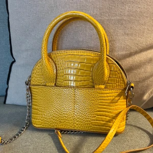 Axelremsväska - Senapsgul axelremsväska från Zara!  Använt någon enstaka gång men den är i mycket bra skick! :)