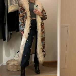 Miss Selfridge jacka med faux fur krage  - Super härlig mönstrad  jacka med faux fur krage i utmärkt skick 