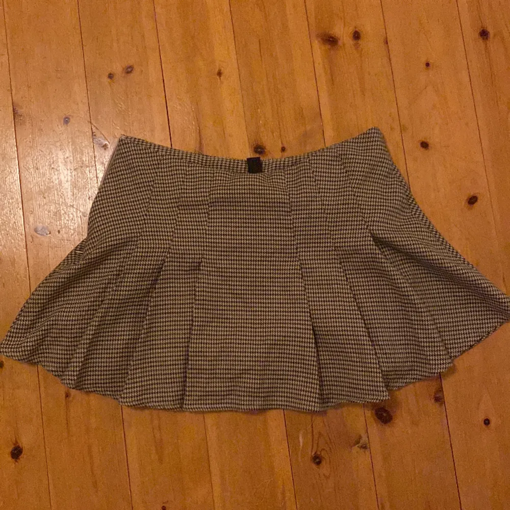 Checkered Kjol från cider. Aldrig använd. Har inbyggda shorts. Kjolar.