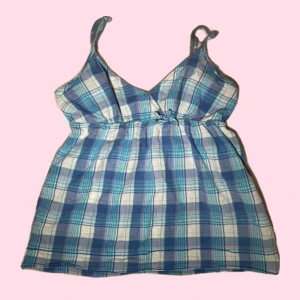 rutig babydoll topp 🫐 - fint linne som inte kommer till användning. jag har knutit axelbanden för att de ska vara lite kortare men det går såklart att ta bort. finns ingen lapp men jag tror att linnet kan passa S-L. kontakta gärna vid frågor <3