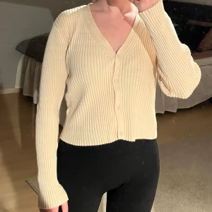 Beige tröja  - Beige tröja, använd väldigt få gånger så är som nyskick