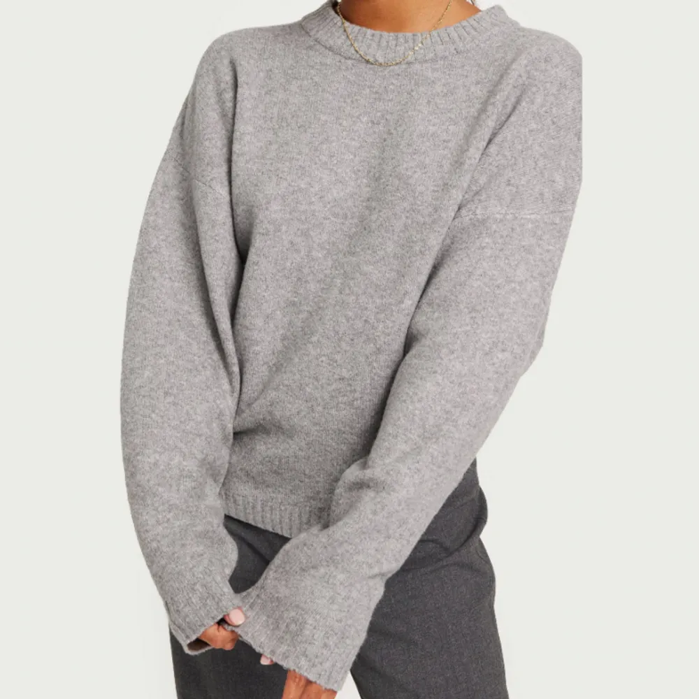 Säljer denna stickade gråa tröjan som är slutsåld, helt ny, används inte längre. Tröjor & Koftor.