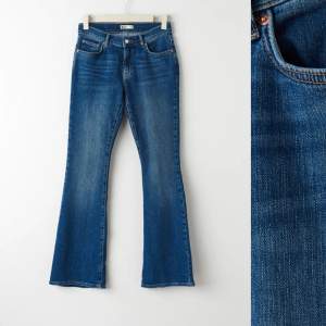 Super snygga Bootcut jeans med låg midja från Gina tricot. Helt slutsålda på hemsidan. Fint skick inga defekter. Kom privat för flera bilder!