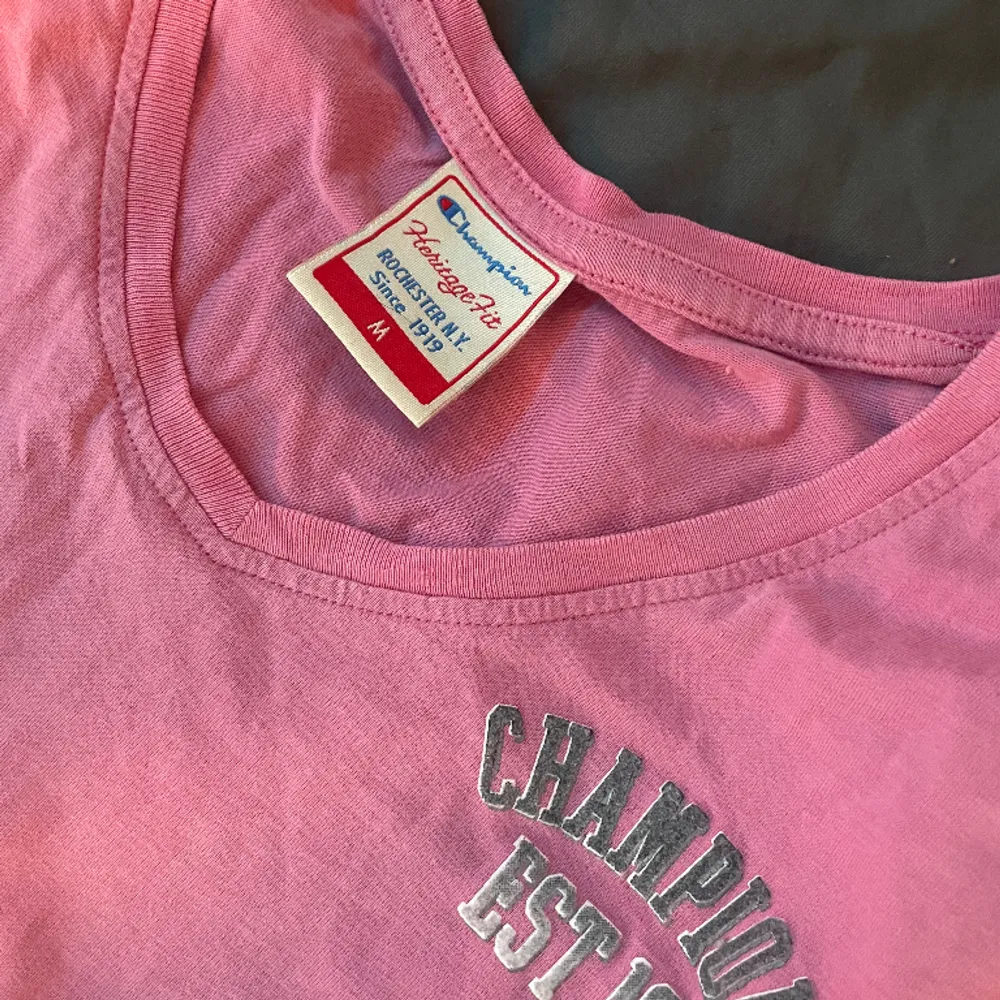 en söt rosa tshirt som är köpt secondhand men som inte kommer till användning. står m men passar också s. kontakta mig för tex bilder på och köparen står för frakten 💕💕💕. T-shirts.