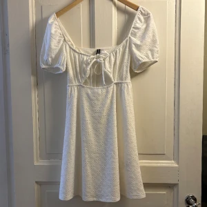 Vit klänning  - Vit klänning från HM💓 Aldrig använd!