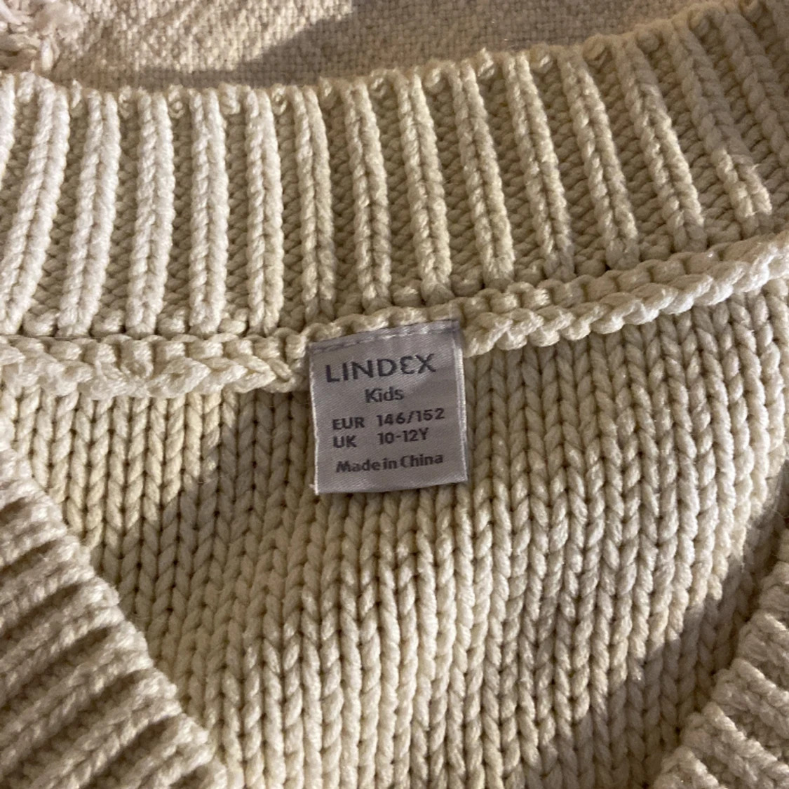 Stickad vest från Lindex i beige - 90