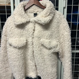 Teddy jacka strl M - Fin teddy jacka från gina! Är använd endast en gång. Nyskick! 