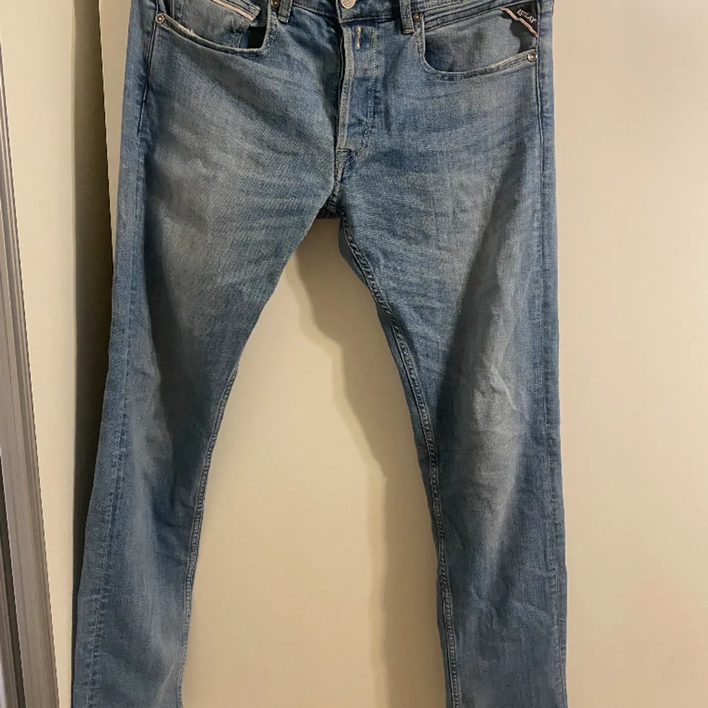 Säljer mina replay jeans i modellen grover för att jag helt enkelt inte använder de längre. Jeansen är i bra skick och är i storleken 32. Är det några frågor är det bara att skriva. . Jeans & Byxor.