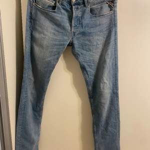 Säljer mina replay jeans i modellen grover för att jag helt enkelt inte använder de längre. Jeansen är i bra skick och är i storleken 32. Är det några frågor är det bara att skriva. 