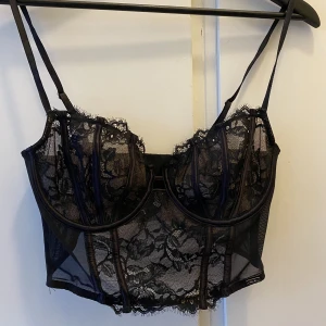 Bustier spets - Säljer denna superfina ovadderade bustier från märket Ella m. Köptes på Lindex för 2 veckor sedan. Blev fel storlek och kvittot är borta. Nypris var 399kr, priset går att diskutera <3