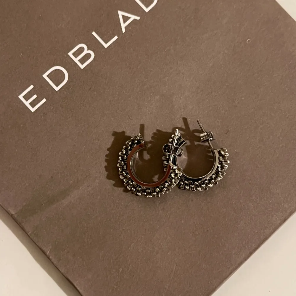 Säljer dessa jättefina OANVÄNDA örhängen från Edblad. Fick dessa i present men har inte använt alls. Helt nya och säljs inte på Edblad längre. Dessa rostar inte och är även vattentålig.  Skriv för fler bilder och även vid frågor. . Övrigt.