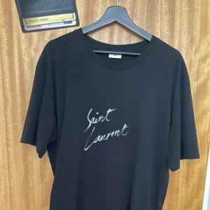 Saint Laurent T-shirt - Väldigt sällan använd! Bra skick 9/10!  Storlek M men passar L (oversize)  Kan tänka mig bättre pris vid snabb affär!