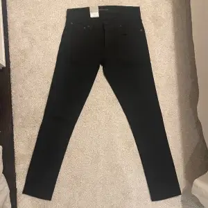 Ett par nya nudie jeans med taggar på som säljs pga storlek. Skriv om du har frågor 