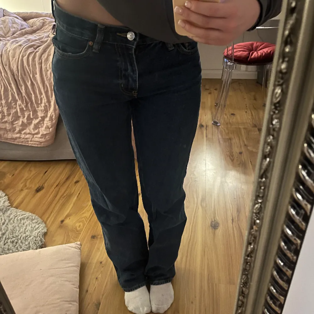 Straight/loose jeans från Gina. De satt mer baggy när jag köpte dem förra sommaren (2023). De har inga defekter. Storlek 34.. Jeans & Byxor.