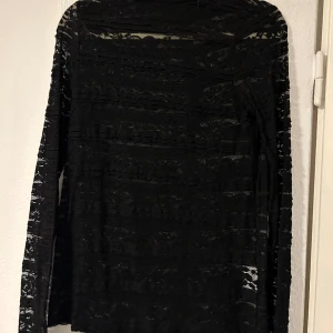 Svart topp i spets - Sparsamt använd svart topp i spets med diskret dragkedja på ryggen som inte syns när du bär plagget✨ Skriv privat för fler bilder