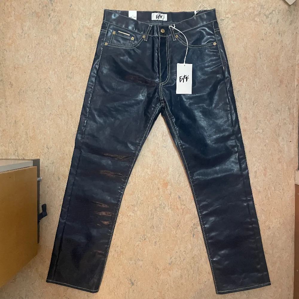Storlek 34/32 Med  lack/ vax yta. Jeans & Byxor.