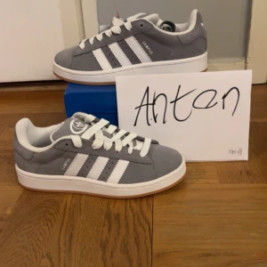 Campus 00s Gråa Dam - Oanvända   - Hej! Jag har fem par helt nya gråa Adidas Campus till salu i storlekarna 37, 38,38 2/3,39 & 40. Dessa trendiga (slutsålda) och bekväma skor är inköpta direkt från adidas.se. grå snören ingår. Finns i Örebro,men kan även frakta på köparens bekostnad.