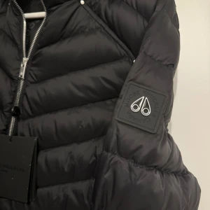 Moose knuckels jacka  - Moose knuckels jacka storlek S. Aldrig använd prislapp kvar. Perfekt vår och höst jacka!:)