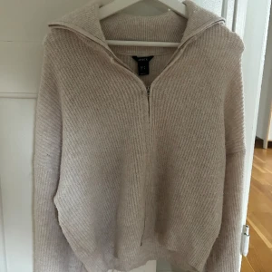 Stickad tröja - Säljer denna stickade zip tröja från Lindex🤍 Använd ett fåtal gånger🌸