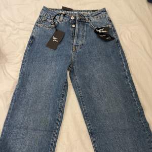 blåa bikbok jeans, helt oanvända med etikett kvar. Köpta i fel storlek, straighta och högmidjade.