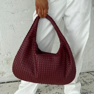 Röd väska sökes - Söker denna typen av väska, hör gärna av er då jag är intresserad 💖💖