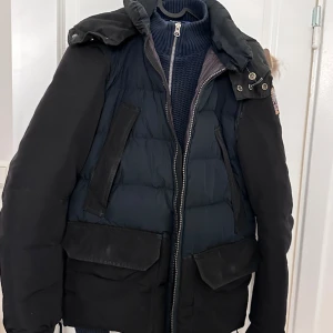 Parajumpers  - Säljes äkta PJS jacka till herr Stolek S  Jackan behövs en kemtvätt så jag bjuder på den! Jackan har inga hål eller så inga konstigheter behövs en tvätt bara! :)  Skriv i PM för mer info pris går att diskuteras.  Mvh  