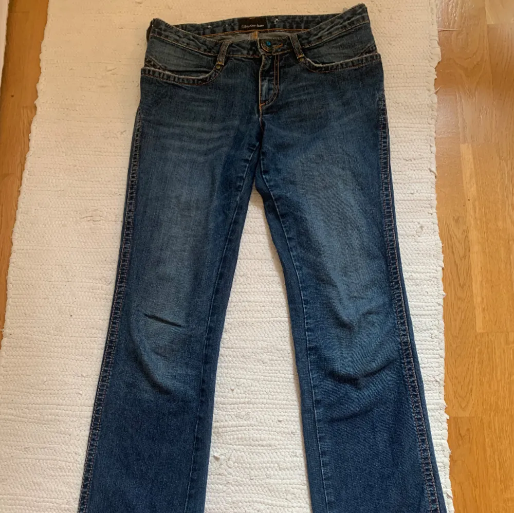 Supersnygga Lågmidjade jeans från Calvin Klein med unika detaljer. Köpte secondhand i Italien. Står ingen storlek men passar mig som vanligtvis har 27/28 och är 172. Jeans & Byxor.