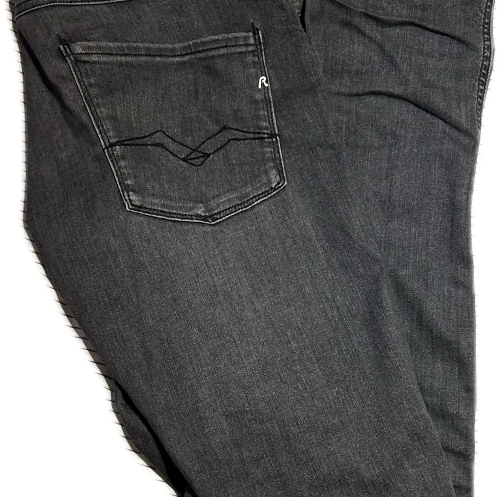 Hej, säljer nu mina replay jeans i modellen anbass dem är i toppenskick (9/10), Nypris runt 1800kr mitt pris 499,Hör av er vid frågor eller funderingar, mvh Carl. Jeans & Byxor.
