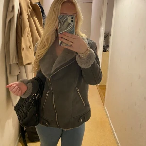 Grå kappa  - Som helt ny, jätte mjuk och skön kappa från hm, passar xs-s, super bra skick💓