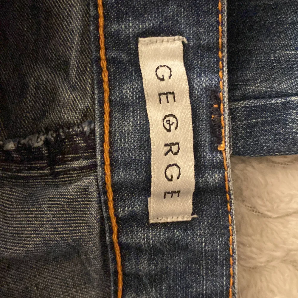 Lågmidjade jeans,  passar inte så som jag vill så därför säljer jag vidare. (Första bilden är lånad) Skriv om det finns frågor!. Jeans & Byxor.