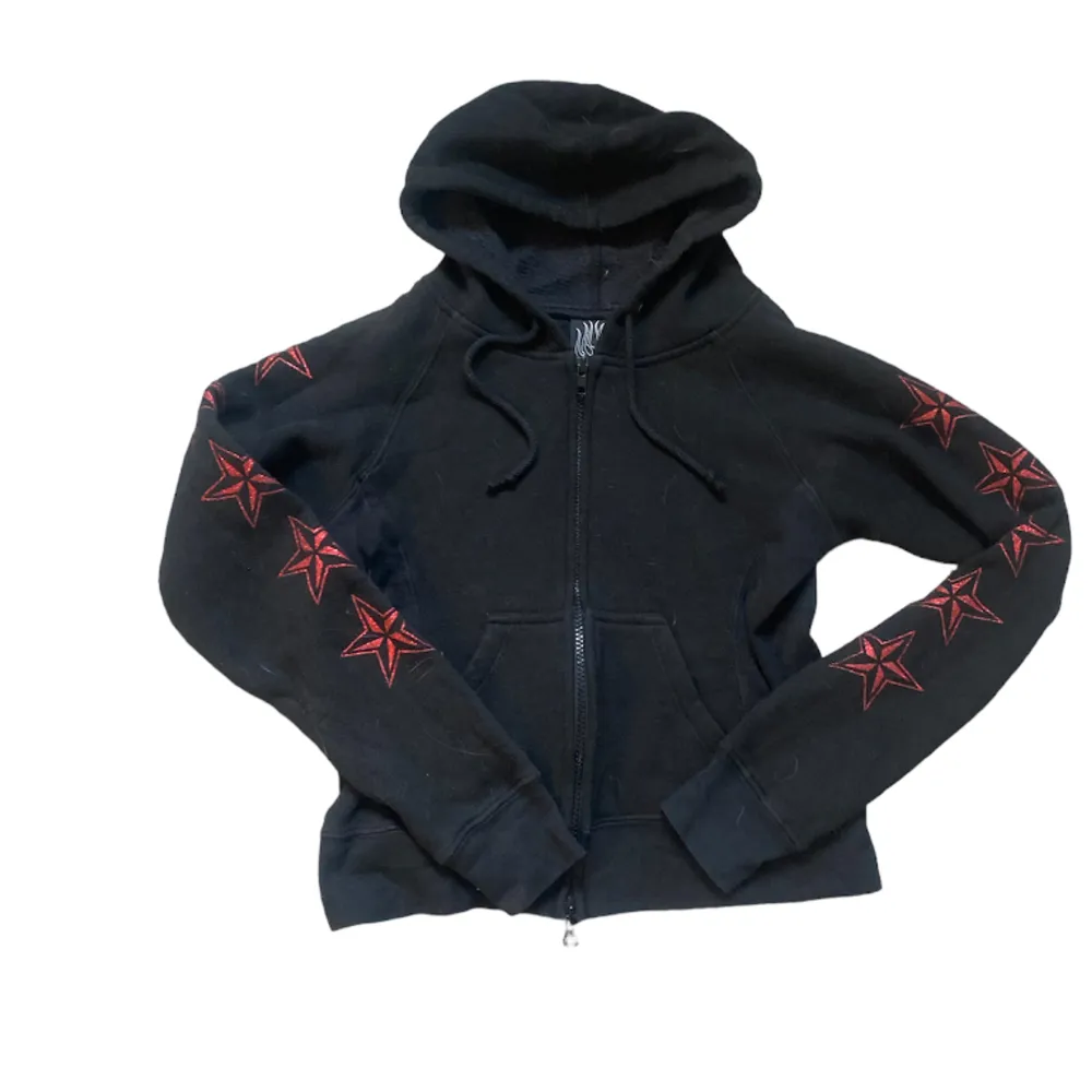 Jättefin figur sydd zip up hoodie med jättefina detaljer i jättebra skick🥰 Märket heter Diabla. Hoodies.