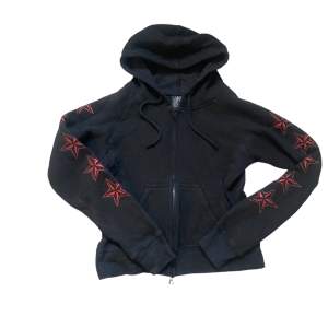 Jättefin figur sydd zip up hoodie med jättefina detaljer i jättebra skick🥰 Märket heter Diabla