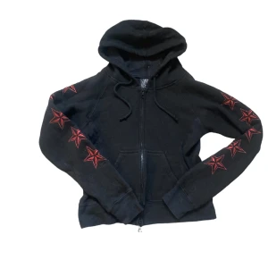 y2k zip hoodie  - Jättefin figur sydd zip up hoodie med jättefina detaljer i jättebra skick🥰 Märket heter Diabla