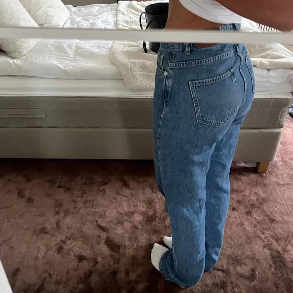 Supersköna jeans från nakd som inte kommer till användning längre. Jättebra i längden på mig som är ca 170 💕. Jeans & Byxor.