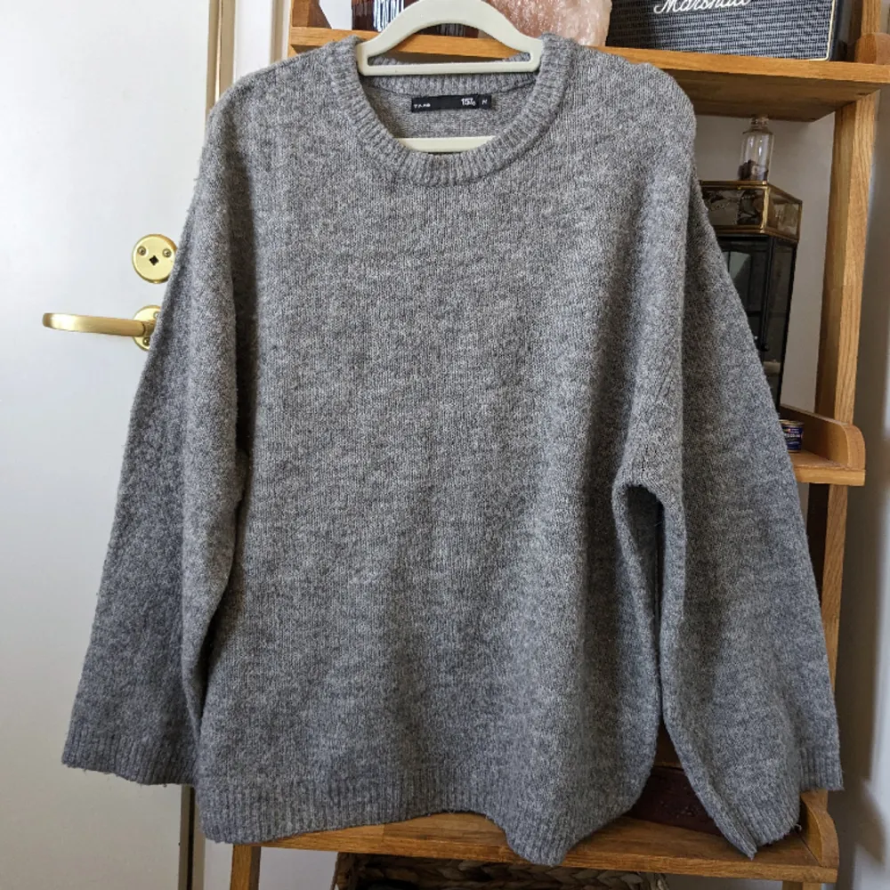 Oversized grå stickad tröja<3 lite smått nopprig men annars fin och stickas inte överhuvudtaget!🤩. Stickat.